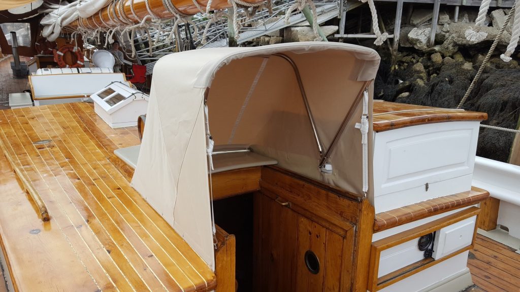 Companionway dodger with struts, not straps